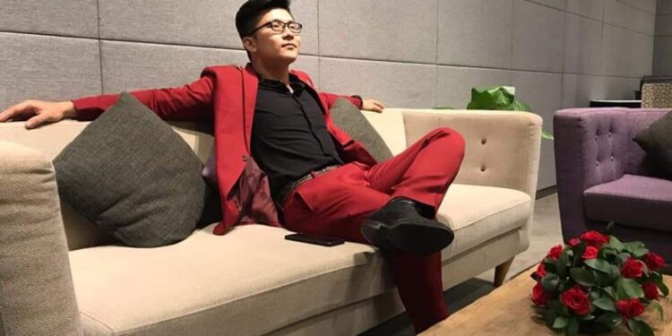 Ca sĩ Phương Tùng khiêu chiến làng nhạc Việt trong chương trình The Cover Arena