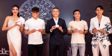 Võ Hoàng Yến nổi bật bên cạnh Bùi Tiến Dũng trong buổi khai trương thương hiệu trang sức Danny