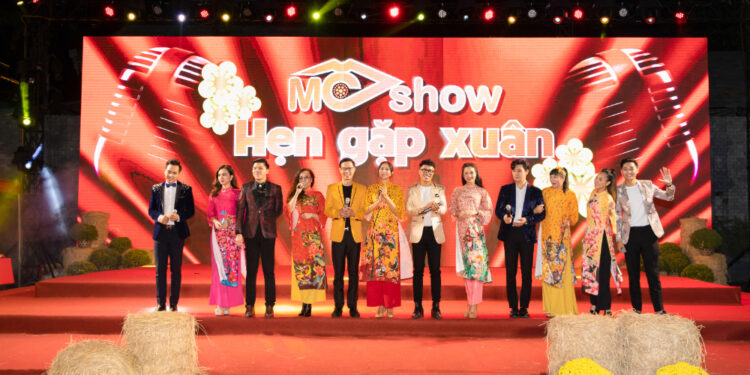 Ca sĩ Nguyên Vũ cùng MC Anh Quân, Qúy Bình hội ngộ dàn MC nổi tiếng Sài Thành trong đêm MC Show