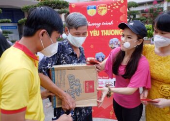 Hơi ấm “Xuân yêu thương” theo chân Quỳnh Lê và Chi bộ 14 – Đại học Hutech đến với người nghèo