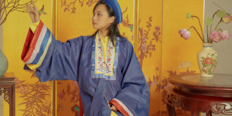 Ninh Dương Lan Ngọc hóa “chị đại” đầy quyền lực bên “đàn em thơ” toàn trai xinh – gái đẹp