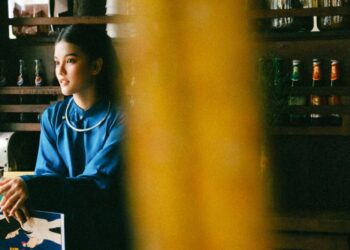 Diễn viên Mai Bích Trâm sánh đôi cùng Trương Quốc Huy dạo phố ngày Xuân