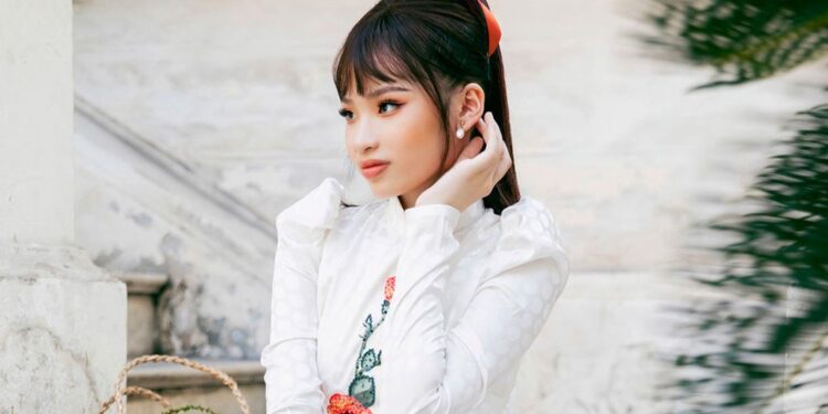 Mẫu nhí Bảo Hà khiến người hâm mộ đắm say khi diện áo dài đón Tết