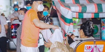 Ca sĩ Nguyên Vũ tặng quà người vô gia cư, giữa đêm khuya ấm áp nghĩa tình