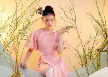 Mẫu nhí Bảo Hà diện áo dài Chung Thanh Phong, “xông đất” làng thời trang hậu Tết