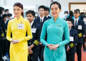 Mẫu nhí Bảo Hà đẹp nền nã trong tà áo dài Việt tại sự kiện hướng nghiệp