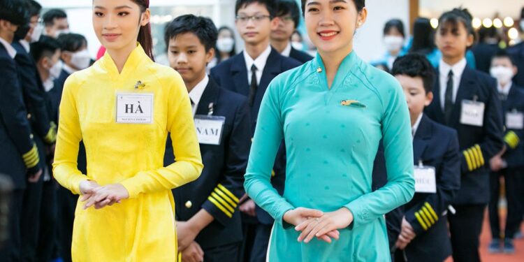 Mẫu nhí Bảo Hà đẹp nền nã trong tà áo dài Việt tại sự kiện hướng nghiệp