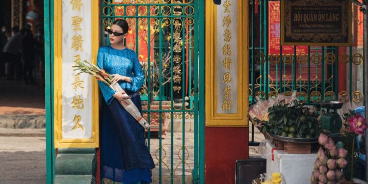 Lương Thế Thành về quê sớm, Thúy Diễm diện áo dài du xuân một mình