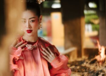 Diện áo dài, Hoa hậu Khánh Vân đẹp bí ẩn như tranh với bộ ảnh đầu năm mới