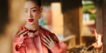 Diện áo dài, Hoa hậu Khánh Vân đẹp bí ẩn như tranh với bộ ảnh đầu năm mới