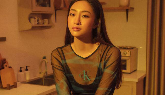 Hoa hậu Lương Thùy Linh tung ảnh mới, khoe trọn vòng eo con kiến