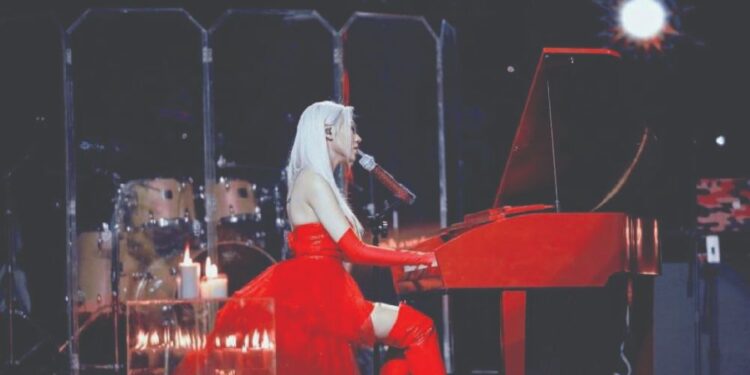 Huyền Cadie mạo hiểm với phần trình diễn chỉ có tiếng hát và piano