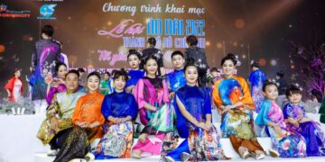 “Thành phố thông minh” “Dấu xưa” của NTK Việt Hùng lộng lẫy trong đêm khai mạc Lễ hội Áo dài