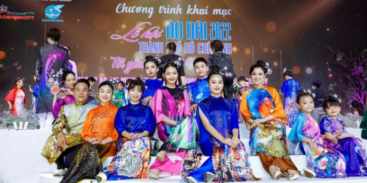 “Thành phố thông minh” “Dấu xưa” của NTK Việt Hùng lộng lẫy trong đêm khai mạc Lễ hội Áo dài