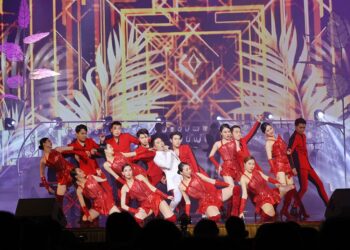  Vũ Duy Khánh hát chung sân khấu với Quang Hà, Bằng Kiều, Hồng Nhung, Lệ Quyên