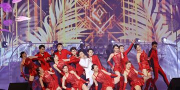  Vũ Duy Khánh hát chung sân khấu với Quang Hà, Bằng Kiều, Hồng Nhung, Lệ Quyên