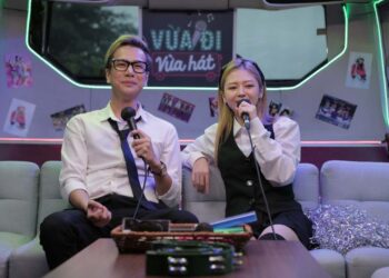 Liz Kim Cương cười “ngọt lịm” trước hành động này của Lou Hoàng tại Vừa Đi Vừa Hát