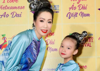 NSƯT Trịnh Kim Chi cùng con gái út Ánh Vy lần đầu diễn thời trang