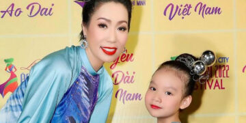 NSƯT Trịnh Kim Chi cùng con gái út Ánh Vy lần đầu diễn thời trang