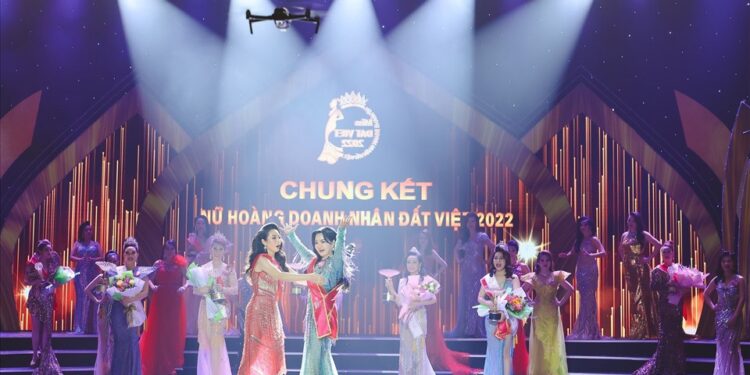 Nguyễn Thị Thanh Thuý đăng quang “Nữ hoàng doanh nhân đất Việt 2022″