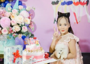    Thiên thần xanh Phùng Hiểu Anh ngọt ngào hát tặng mẹ trong tiệc sinh nhật lên 9 tuổi