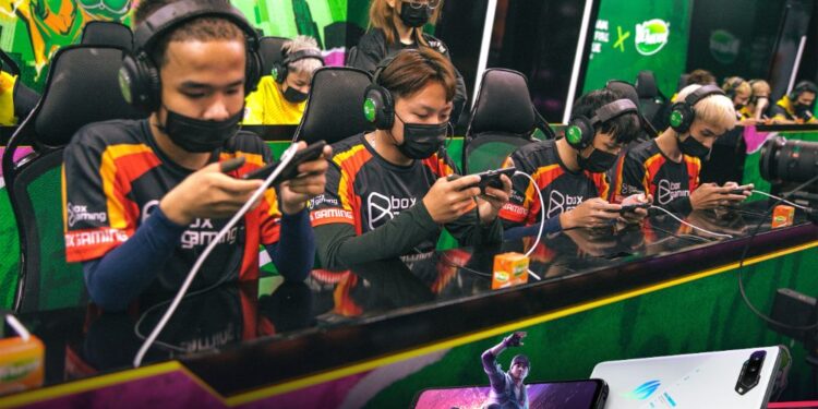 ROG Phone 5s là thiết bị thi đấu chính thức của giải đấu Free Fire Yomost VFL Spring 2022