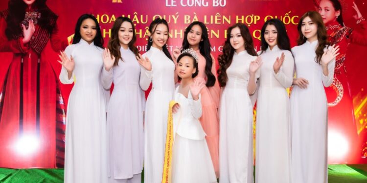 Hoa hậu nhí Phùng Hiểu Anh mang bài hát Trái đất này là của chúng mình đi thi quốc tế