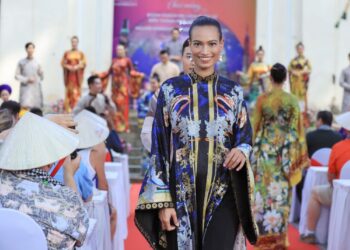 TP.HCM nồng nhiệt chào đón du khách Mỹ bằng màn biểu diễn Áo dài đặc biệt của NTK Việt Hùng