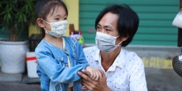 Rớt nước mắt với ước mơ của người cha nghèo “gà trống nuôi con”