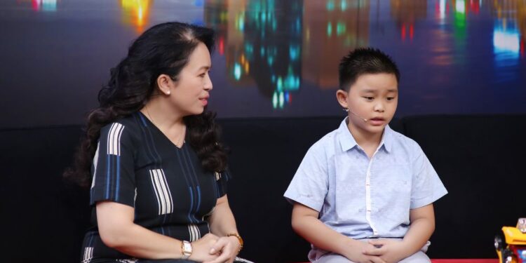 MC Ốc Thanh Vân xót xa khi cậu bé 8 tuổi không được ba thương như em trai