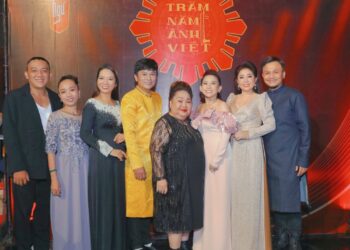 Đàn chị Ngọc Giàu hội ngộ đàn em Bạch Tuyết trên sóng Trăm Năm Ánh Việt