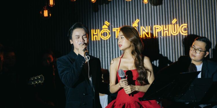 Ca sĩ Hồ Tuấn Phúc “Cháy” hết mình trong Sol Show