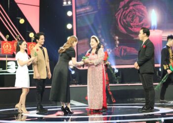 Quyền Linh, Cẩm Ly “cười té ghế” khi cặp đôi U70 “thả thính” nhau trên sóng truyền hình