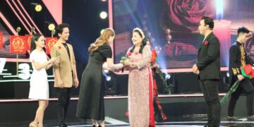 Quyền Linh, Cẩm Ly “cười té ghế” khi cặp đôi U70 “thả thính” nhau trên sóng truyền hình