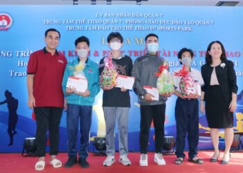 MC Quyền Linh đại diện Amity trao quà và động viên những hoàn cảnh khó khăn