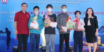 MC Quyền Linh đại diện Amity trao quà và động viên những hoàn cảnh khó khăn