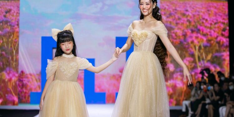 Khánh Vân hóa công chúa trong tuần lễ thời trang của Xuân Lan