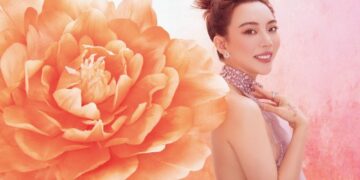 Thu Trang tạo dáng bên hoa, nhan sắc thăng hạng khác xa ở Nghề Siêu Dễ