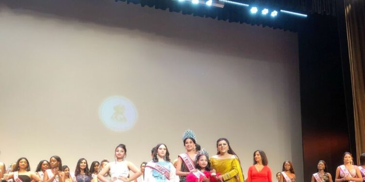 Mẫu nhí 9 tuổi Phùng Hiểu Anh xuất sắc đăng quang Hoa hậu Little Miss United Nations tại Ấn Độ