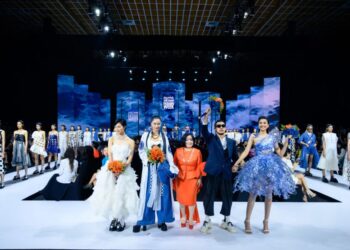 SIÊU MẪU VŨ THU PHƯƠNG MỞ MÀN XUẤT SẮC TRONG BỘ SƯU TẬP “H20” CỦA NHÀ THIẾT KẾ VÕ CÔNG KHANH