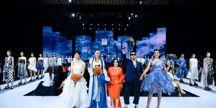 SIÊU MẪU VŨ THU PHƯƠNG MỞ MÀN XUẤT SẮC TRONG BỘ SƯU TẬP “H20” CỦA NHÀ THIẾT KẾ VÕ CÔNG KHANH