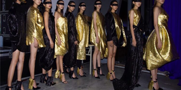 NHÀ THIẾT KẾ VÕ CÔNG KHANH ĐƯỢC “CHỌN MẶT GỬI VÀNG” MỞ MÀN AQUAFINA TUẦN LỄ THỜI TRANG QUỐC TẾ VIỆT NAM XUÂN HÈ 2022