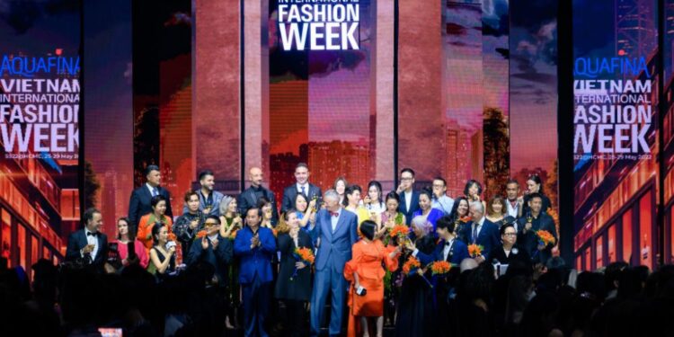 AQUAFINA TUẦN LỄ THỜI TRANG QUỐC TẾ VIỆT NAM XUÂN HÈ 2022 CHÍNH THỨC KHAI MẠC VỚI CHỦ ĐỀ #REFASHION