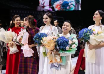 NHÀ THIẾT KẾ ADRIAN ANH TUẤN TRỞ LẠI AQUAFINA TUẦN LỄ THỜI TRANG QUỐC TẾ VIỆT NAM XUÂN HÈ 2022 VỚI BST “LÃNG DU”