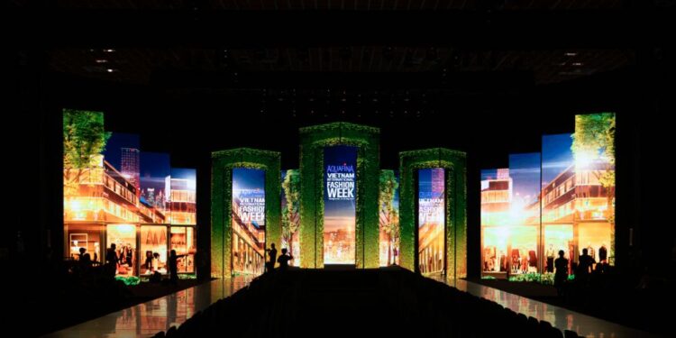 CHÍNH THỨC HÉ LỘ SÂN KHẤU HOÀNH TRÁNG CHO SỰ KIỆN THỜI TRANG LỚN NHẤT NĂM