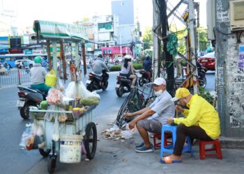 Hoàn cảnh vất vả của người đàn ông 61 tuổi vẫn ngày đêm đẩy xe đi bán bún riêu, canh bún