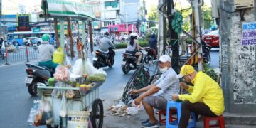 Hoàn cảnh vất vả của người đàn ông 61 tuổi vẫn ngày đêm đẩy xe đi bán bún riêu, canh bún