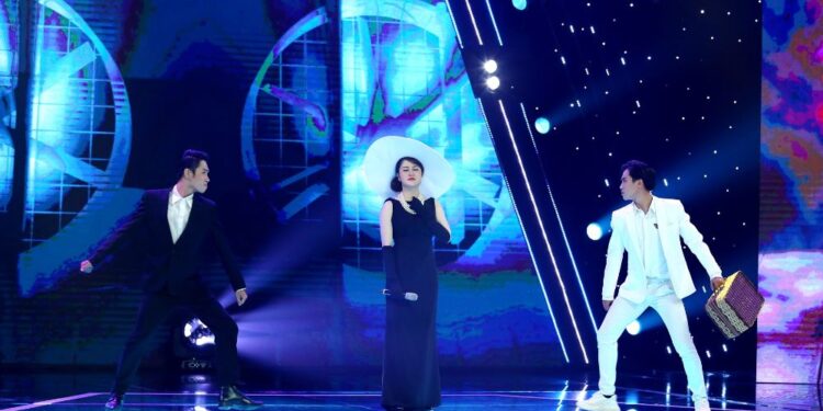 Lê Thu Uyên bật khóc khi bị tắt tiếng trong đêm thi nhưng được khen ngợi kỹ thuật quá vững