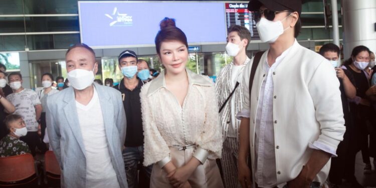 Lý Nhã Kỳ “hóng” trai đẹp ngoài sân bay, bật mí danh tính khiến cộng đồng fan k-drama trầm trồ