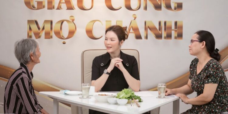 Cụ bà 75 tuổi đến gặp, Lý Nhã Kỳ phá lệ cho luôn 30 triệu